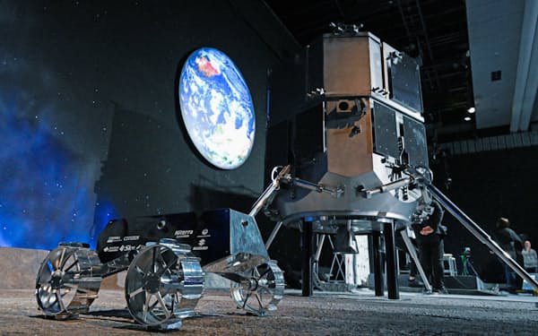 アイスペースが月面での運用を目指す月面探査車と着陸船の模型（25日、東京都江東区）
