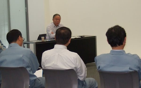 「社長車座集会」で55歳以上の社員と対話（2009年、富山県黒部市）
