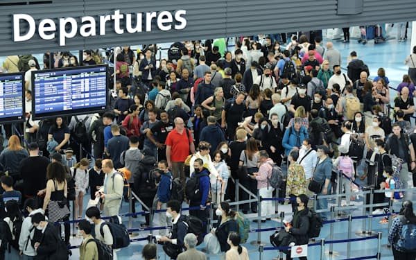 多くの搭乗客が列をなす国際線の出発ロビー（21日、羽田空港第3ターミナル）