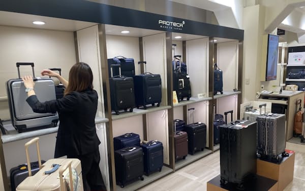 高島屋では機内持ち込み可能な小型に加えて、長期旅行用の大型スーツケースも売れ始めている（東京都中央区の日本橋高島屋）