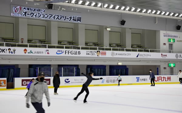 スケートリンクのフェンスなどに地域サポーターの企業ロゴが並ぶ（福岡市博多区）
