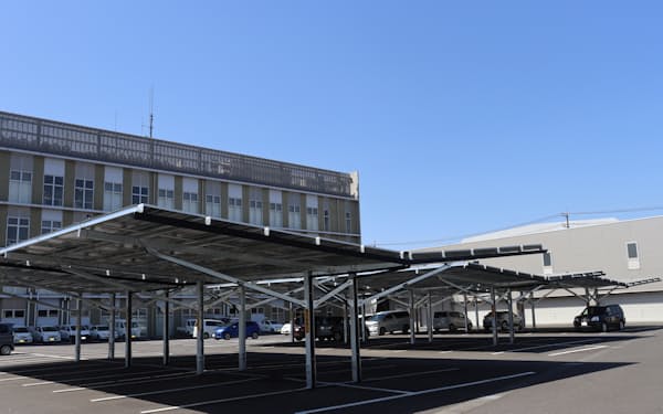 常陽グリーンエナジーは茨城県八千代町庁舎の職員用駐車場に太陽光パネルの屋根を設置して、発電を始めた