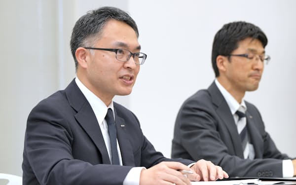 記者会見するキーエンスの中田有社長（左）（27日、大阪市中央区）