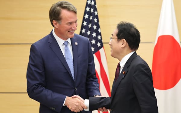会談を前に米バージニア州のヤンキン知事㊧と握手する岸田首相(27日午前、首相官邸)