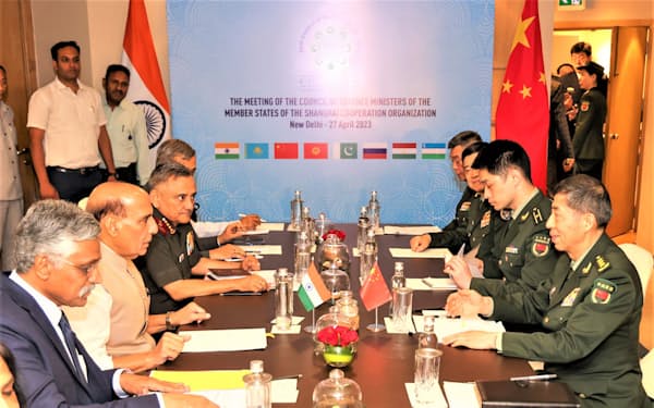 会談に臨むシン印国防相（左から２人目）と李中国国防相㊨（２７日、インドの首都ニューデリー）＝インド政府提供