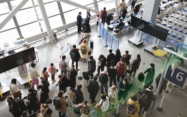 中国から到着し、入国時に抗原定量検査を待つ乗客ら（関西国際空港）