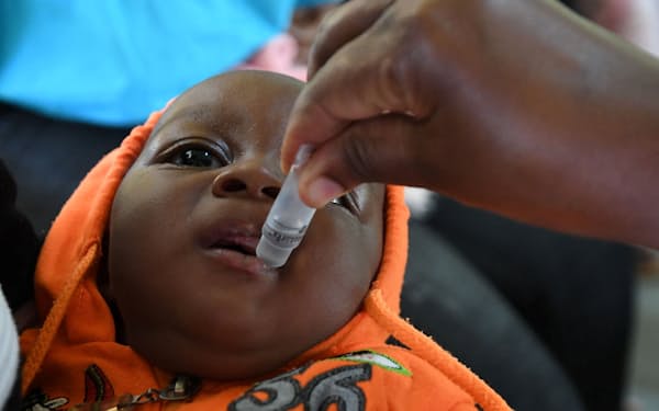 病院で予防接種を受ける赤ちゃん（2021年、ウガンダ）＝ユニセフ提供・ロイター