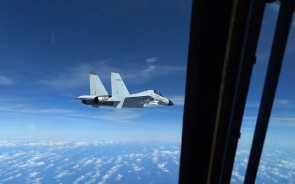 南シナ海上空で米偵察機に接近して飛行するとされる中国戦闘機（2022年12月）=米インド太平洋軍提供・ロイター