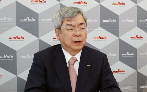 村田恒夫会長は28日、スマホが以前の13億台市場に戻るまで「数年は必要」と話した