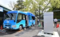 トヨタ自動車は水素貯蔵モジュール(右)を活用してテレビ中継車に水素を充塡した