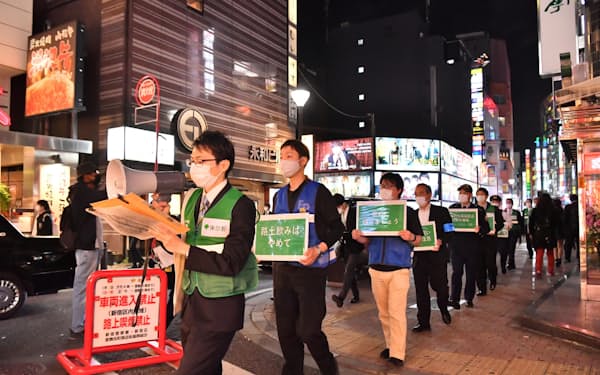 流行「第４波」では自治体職員らが繁華街で、外出や路上飲みの自粛を呼びかけた（2021年４月、新宿・歌舞伎町）