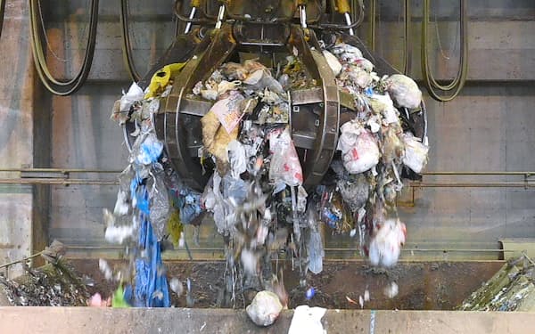 容器包装プラスチックも分別されずクレーンで焼却炉に運ばれる（4月27日、福岡市西区）