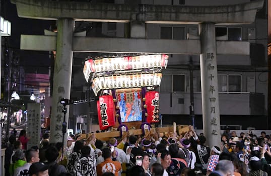 「鶴見の田祭り」で街を練り歩き、神社に到着したみこし（29日、横浜市鶴見区）