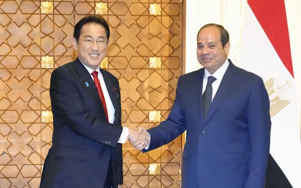 会談前に握手を交わすエジプトのシシ大統領と岸田首相（30日、カイロ）=共同