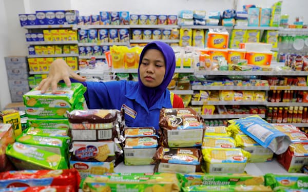 インドネシア政府はハラル義務化で消費増を狙う（ジャカルタのコンビニ）＝ロイター