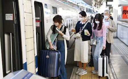 ゴールデンウイークを故郷や行楽地で過ごすため新幹線に乗り込む人たち（4月29日午前、JR東京駅）
