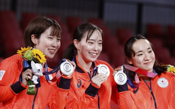 2021年東京五輪の女子団体で銀メダルを獲得した石川佳純（中央）。左は平野美宇、右は伊藤美誠