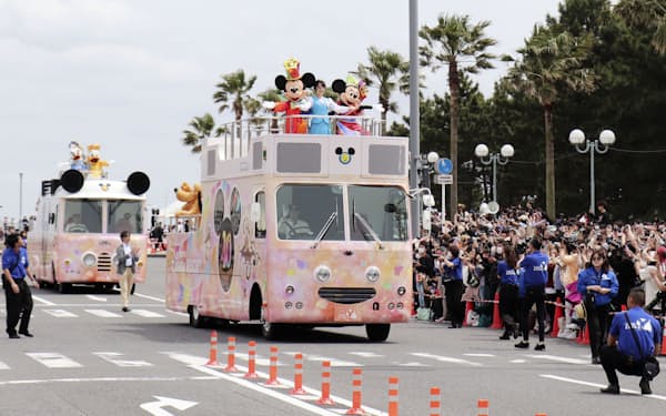 東京ディズニーランドの人気キャラクターが参加した千葉県浦安市の「市制施行40周年記念パレード」（４月29日午後、浦安市）＝共同