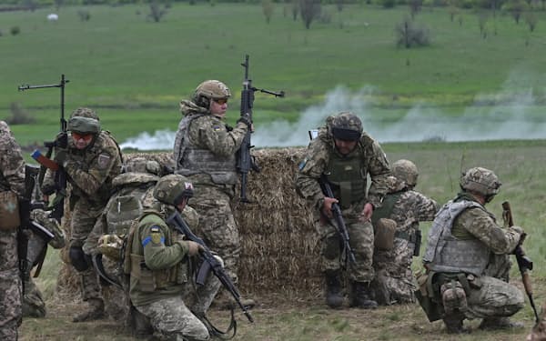 大規模な反攻が始まろうとしている（4月28日、南部ザポロジエで訓練するウクライナ兵）＝ロイター