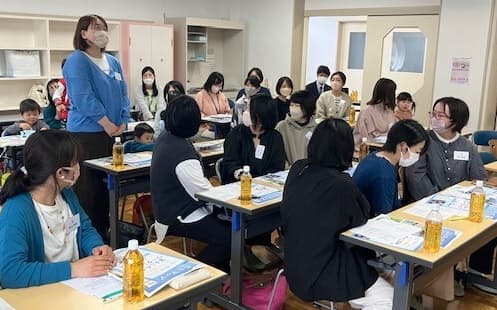 女性移住者らが参加するこのみ会は起業支援にも取り組む（静岡県富士市、3月の活動報告の様子）