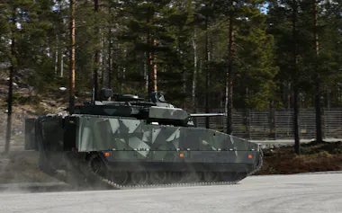 試験走行する戦闘車両「CV90」。国内産業への投資が行き過ぎれば、市場の細分化や分断を招く(4月、スウェーデン北部エルンシェルツビク)=ロイター