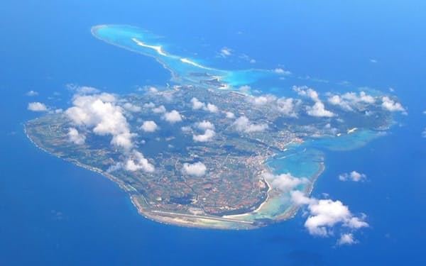 沖縄本島から西に90キロほど離れた久米島は7000人あまりが暮らす（沖縄県久米島町）=同町観光協会提供