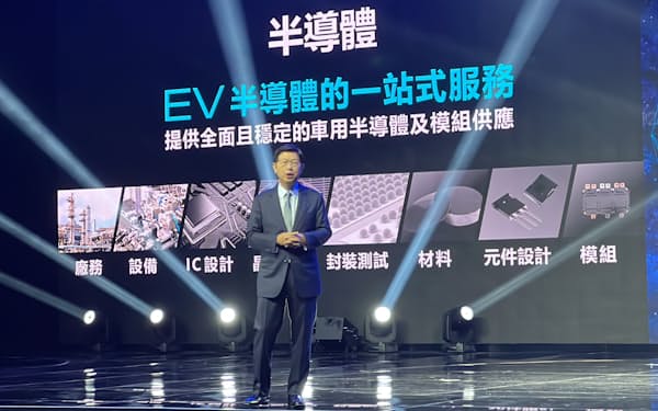 EV向け半導体戦略について説明する鴻海経営トップの劉董事長（2022年10月） 