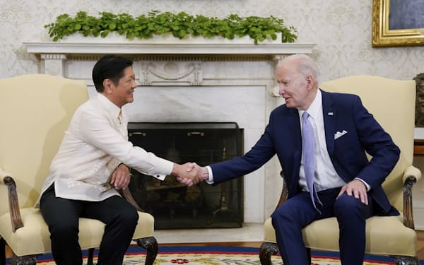 1日、マルコス氏はフィリピンの大統領としては11年ぶりにホワイトハウスを訪れてバイデン氏と会談した（ワシントン）＝ＡＰ