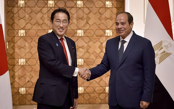 岸田文雄首相はエジプトのシシ大統領と会談し、アフリカ北東部スーダンの内戦の沈静化に協力すると伝えた＝ＡＰ