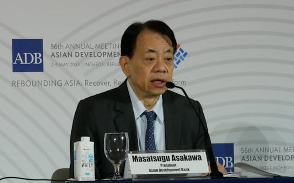 記者会見するアジア開発銀行の浅川総裁（2日、韓国・仁川）