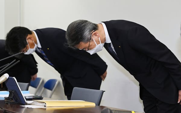 カルテル問題の人事処分などを発表した記者会見で頭を下げる関西電力の森社長㊨（4月12日、大阪市）