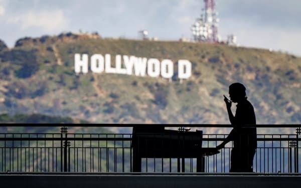 米ハリウッドの脚本家たちは賃上げを巡り、2日から大規模なストライキを決行している＝AP