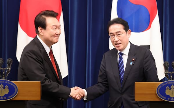 共同記者会見後に韓国の尹大統領㊧と握手する岸田首相（3月16日、首相官邸）