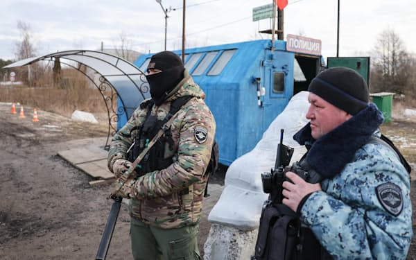 ロシア・ブリャンスク州のウクライナ国境に近い村で警戒に当たる治安当局者ら（3日）＝タス共同