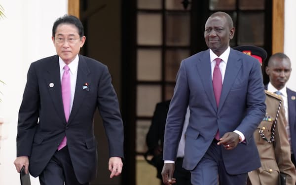会談後、共同記者発表に臨む岸田首相（左）とケニアのルト大統領（3日、ナイロビ）=共同