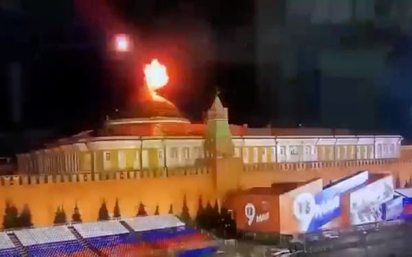 ドローン攻撃の場面とされる地元メディアの映像（3日、モスクワ）＝OSTOROZHNO NOVOSTI提供・ロイター