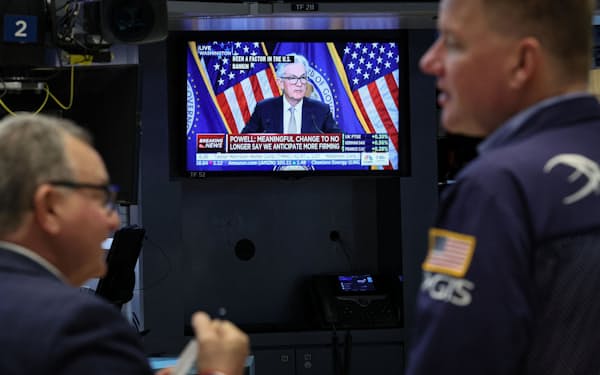 Traders react as Federal Reserve Chair Jerome Powell is seen delivering remarks on a screen, on the floor of the New York Stock Exchange (NYSE) in New York City, U.S., May 3, 2023.  REUTERS/Brendan McDermid