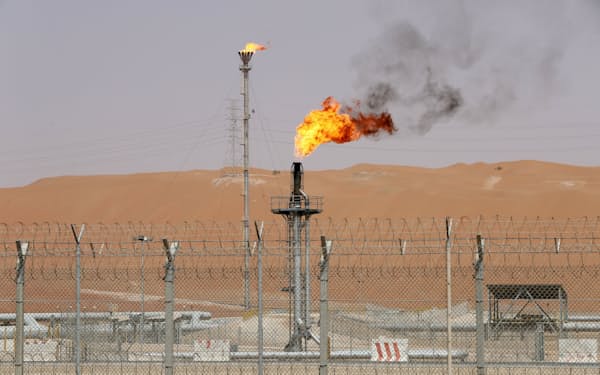 FILE PHOTO: Flames are seen at the production facility of Saudi Aramco's Shaybah oilfield in the Empty Quarter, Saudi Arabia May 22, 2018. Picture taken May 22, 2018. REUTERS/Ahmed Jadallah/File Photo