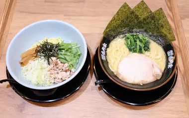 家系ラーメンと同時に提供できるように油そばの麺や「かえし」を改良した(7月、東京都渋谷区)