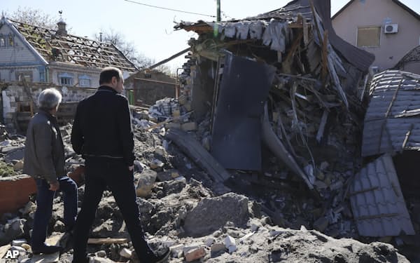 ウクライナ南部ザポロジエへのロシア軍の攻撃で破壊された建物(3日)=AP
