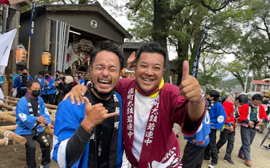 年に一度の秋祭りで「ちょうさ」を担ぐのは日和佐地区の最大のイベントだ(右が吉田さん、徳島県美波町)
