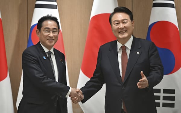 シャトル外交での日韓首脳の往来は約12年ぶりだ（７日、ソウル）＝AP