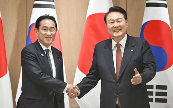 会談で韓国の尹錫悦大統領と握手する岸田首相（7日、ソウル）＝共同