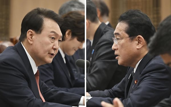 韓国の尹錫悦大統領（左）と会談する岸田首相＝7日、ソウル（共同）
