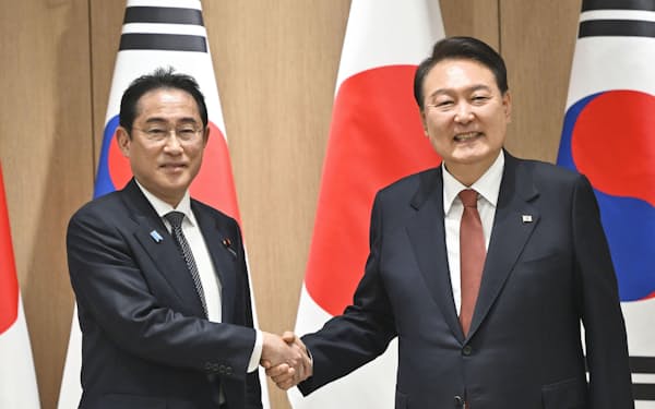 会談で韓国の尹錫悦大統領（右）と握手する岸田首相（7日、ソウル）＝共同