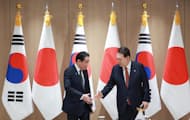 会談の冒頭、韓国の尹大統領㊨と握手する岸田首相（7日、ソウルの大統領府）=代表撮影・共同