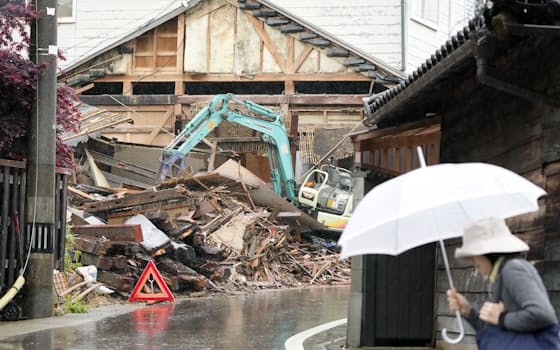 雨が降り続く地震で被災した石川県珠洲市内（7日）=共同