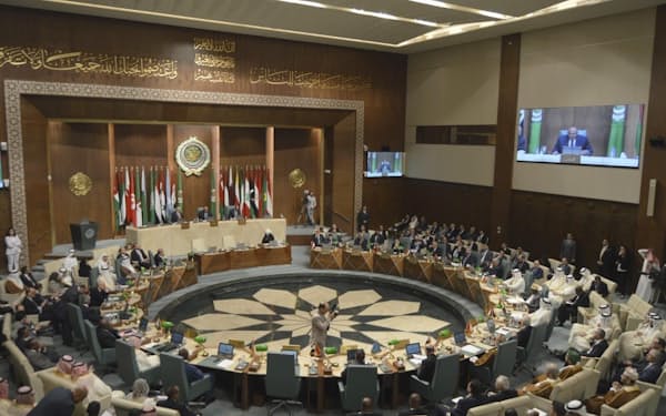 7日、アラブ連盟本部に集まった加盟国外相ら（カイロ）＝エジプト外務省提供・AP