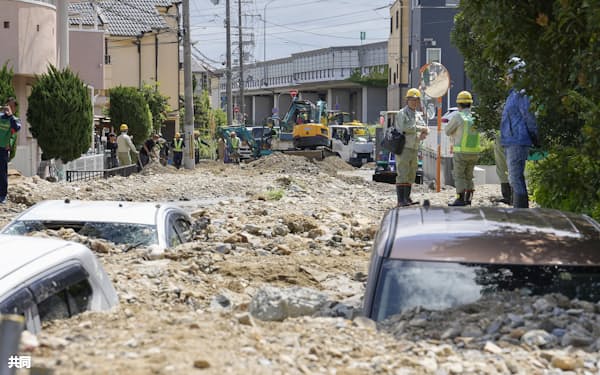流れ込んだ土砂に埋まった車(8日午前、兵庫県伊丹市)=共同