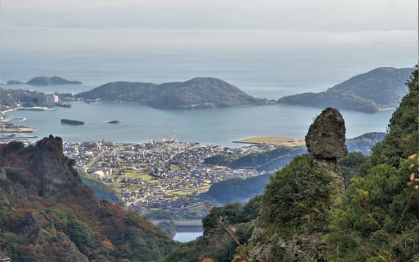香川県の小豆島の景勝地「寒霞渓」から見た瀬戸内海